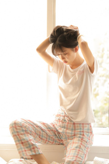 男人一边摸着胸一边亲为什么